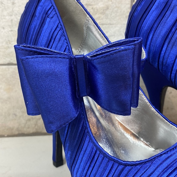 Qupid Silk Platform Heels - Picture 3 of 10